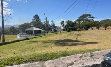 Terreno en Venta en la Prestigiosa Urbanización Algarrobos, Puembo