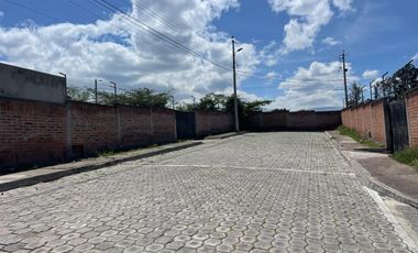 Terreno en Venta en la Prestigiosa Urbanización Algarrobos, Puembo
