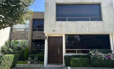 Casa en Venta en Lomas Virreyes, Calimaya  ** Amplio jardin y elelmentos de seguridad **
