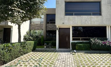 Casa en Venta en Lomas Virreyes, Calimaya  ** Amplio jardin y elelmentos de seguridad **