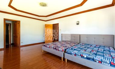 Picturesque Retreat Home with Grand Living Area and Pool in Consolacion