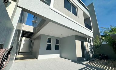 Contemporary 4 Bedrooms Well-Maintained 3-Storey House and Lot in Green Meadows @ Orchard Salitran 4 Dasmariñas Cavite