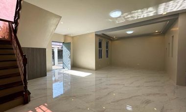 Contemporary 4 Bedrooms Well-Maintained 3-Storey House and Lot in Green Meadows @ Orchard Salitran 4 Dasmariñas Cavite