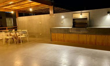 Se vende hermosa casa de 02 pisos con cómoda terraza y una vista espectacular … sol todo el año !!
