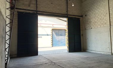 Bodega-Galpón de alquiler en Av. Juan Tanca Marengo, Conjunto Cerrado.