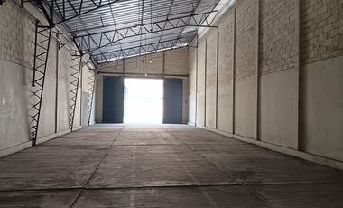 Bodega-Galpón de alquiler en Av. Juan Tanca Marengo, Conjunto Cerrado.