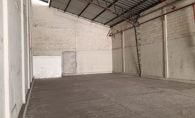Bodega-Galpón de alquiler en Av. Juan Tanca Marengo, Conjunto Cerrado.