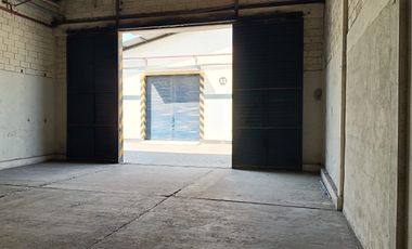 Bodega-Galpón de alquiler en Av. Juan Tanca Marengo, Conjunto Cerrado.