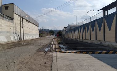 Bodega-Galpón de alquiler en Av. Juan Tanca Marengo, Conjunto Cerrado.