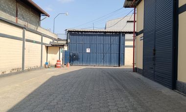 Bodega-Galpón de alquiler en Av. Juan Tanca Marengo, Conjunto Cerrado.