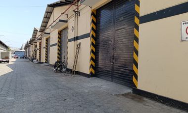 Bodega-Galpón de alquiler en Av. Juan Tanca Marengo, Conjunto Cerrado.
