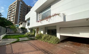 Espectacular casa en alquiler con ascensor para vivienda o empresa, Sector Parque El Golf