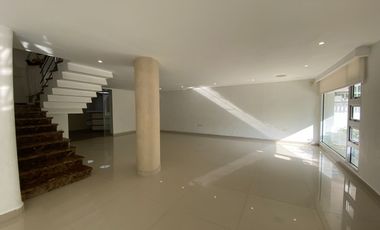 Espectacular casa en alquiler con ascensor para vivienda o empresa, Sector Parque El Golf