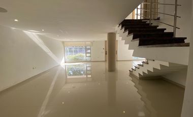 Espectacular casa en alquiler con ascensor para vivienda o empresa, Sector Parque El Golf