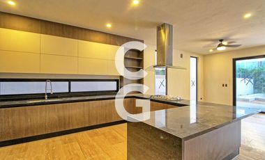 Casa en Venta en Cancún en Residencial Lagos del Sol con 4 Recámaras y Alberca