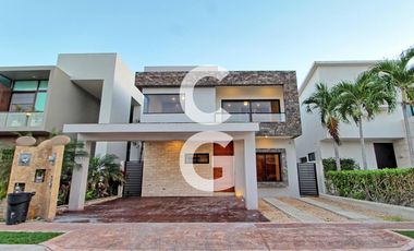 Casa en Venta en Cancún en Residencial Lagos del Sol con 4 Recámaras y Alberca