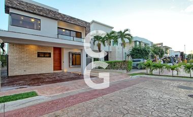 Casa en Venta en Cancún en Residencial Lagos del Sol con 4 Recámaras y Alberca