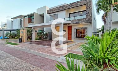 Casa en Venta en Cancún en Residencial Lagos del Sol con 4 Recámaras y Alberca
