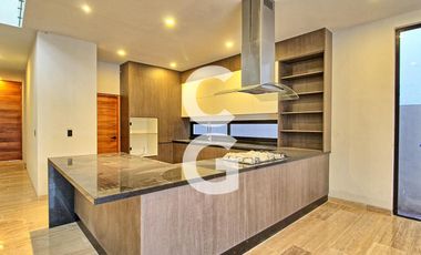 Casa en Venta en Cancún en Residencial Lagos del Sol con 4 Recámaras y Alberca