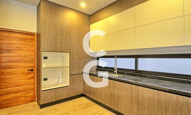 Casa en Venta en Cancún en Residencial Lagos del Sol con 4 Recámaras y Alberca