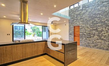 Casa en Venta en Cancún en Residencial Lagos del Sol con 4 Recámaras y Alberca