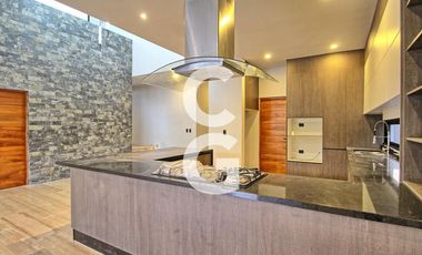 Casa en Venta en Cancún en Residencial Lagos del Sol con 4 Recámaras y Alberca