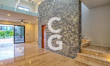 Casa en Venta en Cancún en Residencial Lagos del Sol con 4 Recámaras y Alberca