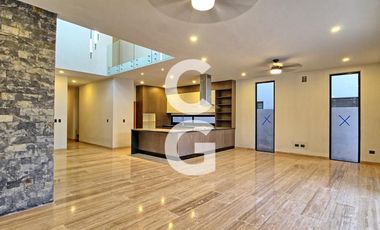 Casa en Venta en Cancún en Residencial Lagos del Sol con 4 Recámaras y Alberca