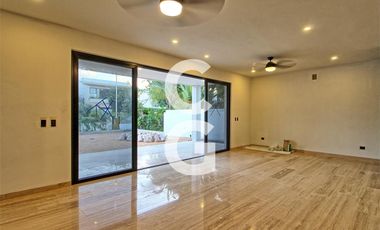 Casa en Venta en Cancún en Residencial Lagos del Sol con 4 Recámaras y Alberca