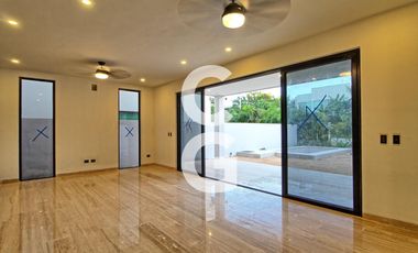 Casa en Venta en Cancún en Residencial Lagos del Sol con 4 Recámaras y Alberca