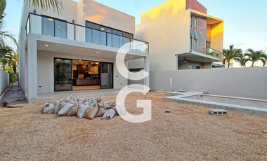 Casa en Venta en Cancún en Residencial Lagos del Sol con 4 Recámaras y Alberca