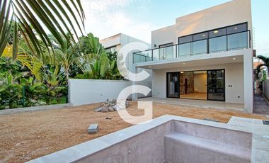 Casa en Venta en Cancún en Residencial Lagos del Sol con 4 Recámaras y Alberca