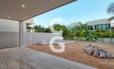 Casa en Venta en Cancún en Residencial Lagos del Sol con 4 Recámaras y Alberca