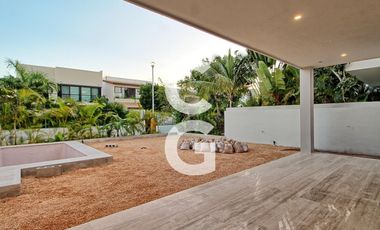 Casa en Venta en Cancún en Residencial Lagos del Sol con 4 Recámaras y Alberca