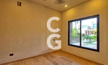 Casa en Venta en Cancún en Residencial Lagos del Sol con 4 Recámaras y Alberca