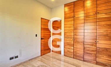 Casa en Venta en Cancún en Residencial Lagos del Sol con 4 Recámaras y Alberca