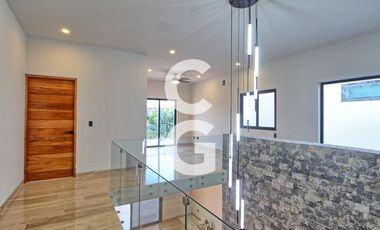 Casa en Venta en Cancún en Residencial Lagos del Sol con 4 Recámaras y Alberca