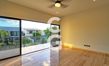 Casa en Venta en Cancún en Residencial Lagos del Sol con 4 Recámaras y Alberca