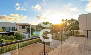 Casa en Venta en Cancún en Residencial Lagos del Sol con 4 Recámaras y Alberca