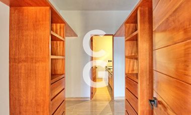 Casa en Venta en Cancún en Residencial Lagos del Sol con 4 Recámaras y Alberca