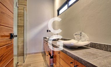 Casa en Venta en Cancún en Residencial Lagos del Sol con 4 Recámaras y Alberca