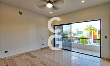 Casa en Venta en Cancún en Residencial Lagos del Sol con 4 Recámaras y Alberca