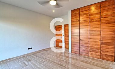 Casa en Venta en Cancún en Residencial Lagos del Sol con 4 Recámaras y Alberca