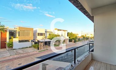 Casa en Venta en Cancún en Residencial Lagos del Sol con 4 Recámaras y Alberca
