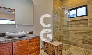 Casa en Venta en Cancún en Residencial Lagos del Sol con 4 Recámaras y Alberca