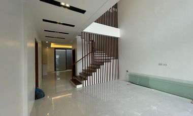 THREE STOREY WITH 6 BEDROOMS FOR SALE NEAR SKYWAY BETTER LIVING