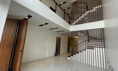 THREE STOREY WITH 6 BEDROOMS FOR SALE NEAR SKYWAY BETTER LIVING