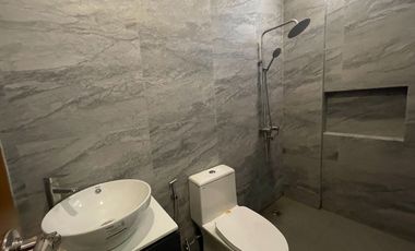 THREE STOREY WITH 6 BEDROOMS FOR SALE NEAR SKYWAY BETTER LIVING