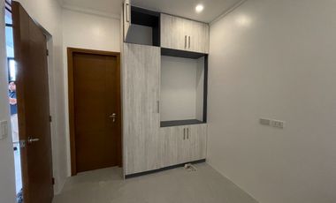 THREE STOREY WITH 6 BEDROOMS FOR SALE NEAR SKYWAY BETTER LIVING