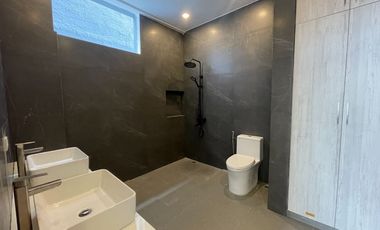 THREE STOREY WITH 6 BEDROOMS FOR SALE NEAR SKYWAY BETTER LIVING